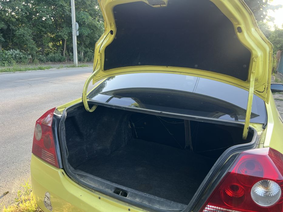 GEELY MK жовтого кольору