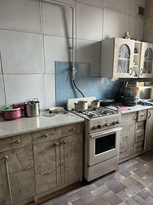 Продаж кімнати в 3 кімнатній квартирі