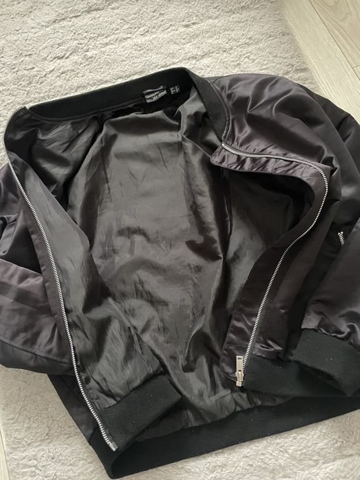 Czarna kurtka wiosenna bomberka