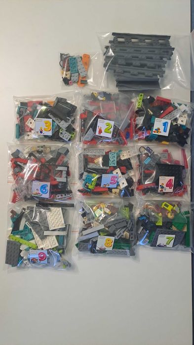Конструктор LEGO City "Трамвай і вокзал у центрі міста" (60423) vs (60205)
