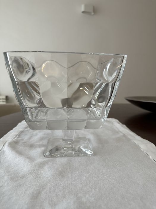 Taça com pé, quadrada, produzida com o melhor vidro. 20cms lado. Novo