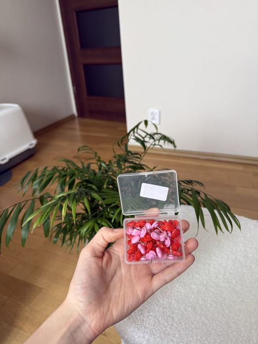 pinezki w kształcie serduszek szpilki do tablicy korkowej