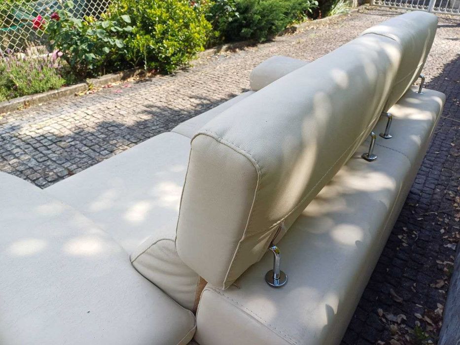 Sofá de 2 lugares com encosto reclinável e 2 pufes incluídos