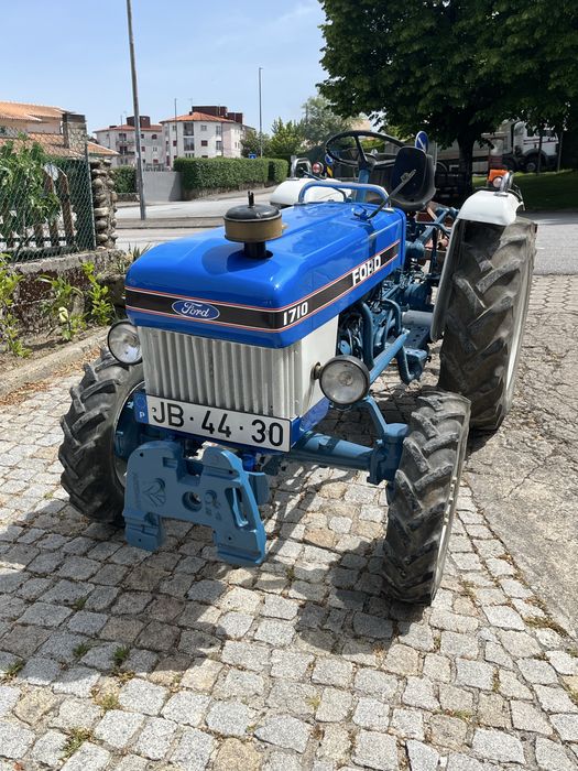 Tractor Ford 1710, traçao as 4 rodas, direçao assitida com arado