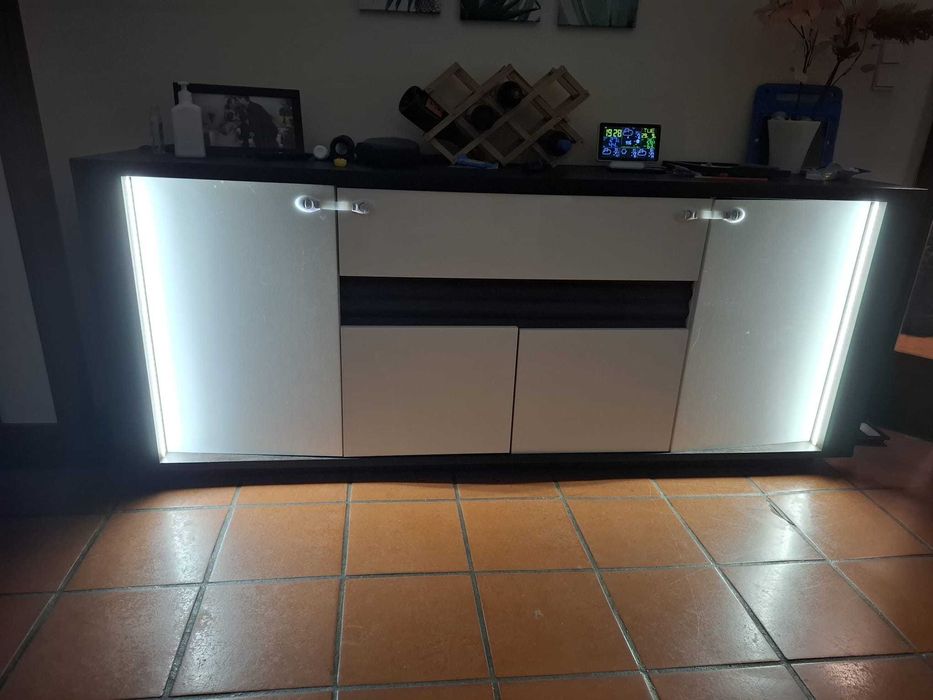 Aparador de Sala Grande 2,20 m com Iluminação LED
