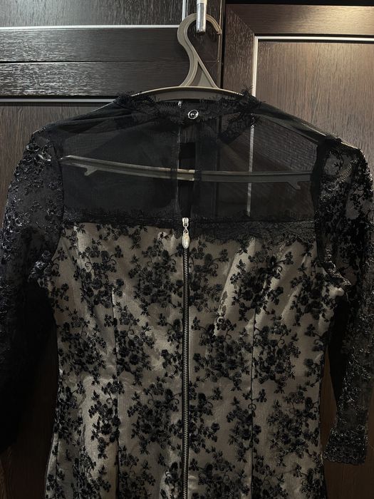 Мереживна сукня з коротким рукавом