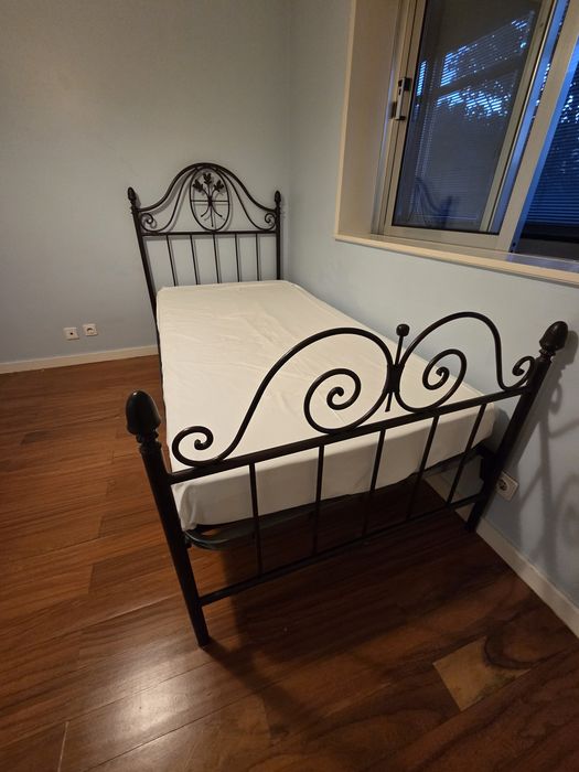 Cama em ferro com colchão