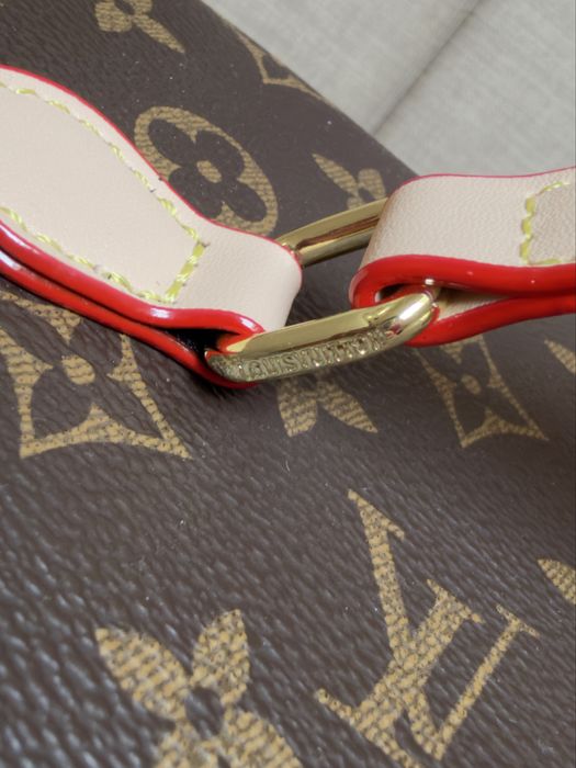 Kosmetyczka Kuferek Louis Vuitton LV z łańcuszkiem i paskiem
