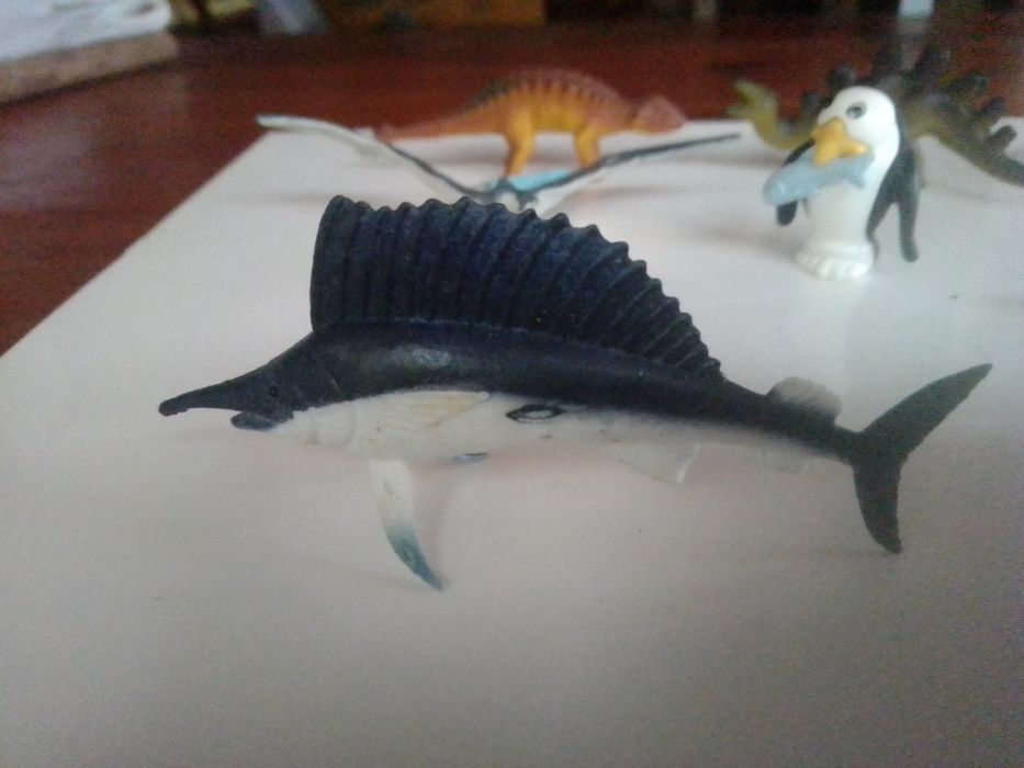 Bonecos de animais peixes e dinossauros