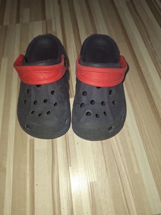 Klapki crocs, chlopiece