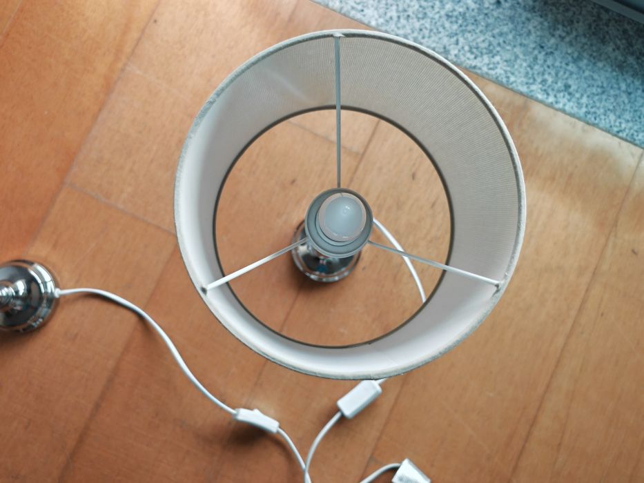 2 Candeeiros de mesa com lâmpada led e abajur