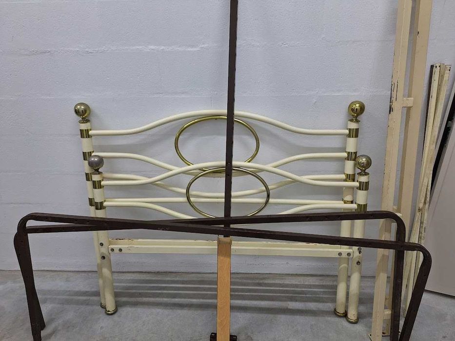 Cama em ferro de casal com estrado desmontada
