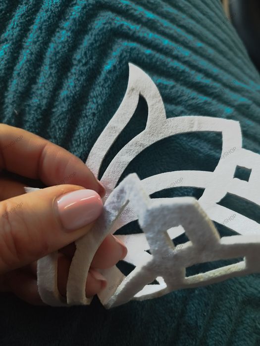 Firana z wiszącymi ażurami na kryształach