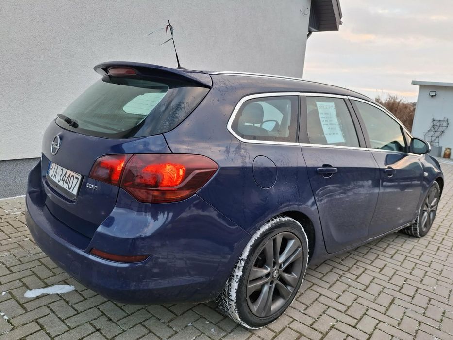 Auto opel astra 2012