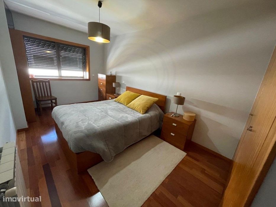 Quarto em Apartamento T2, varanda e lugar de garagem - Areosa | Por...