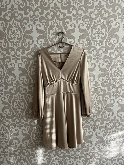 Бежевое шелковое платье