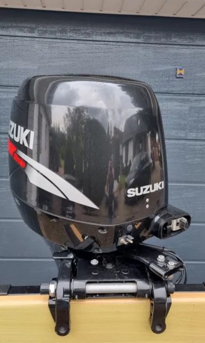 Motores fora de borda e material de barcos