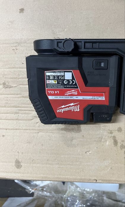 Laser krzyżowy Milwaukee L4 CLL-301C bez baterii