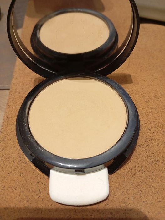 Younique powder foundation podkład w kompakcie