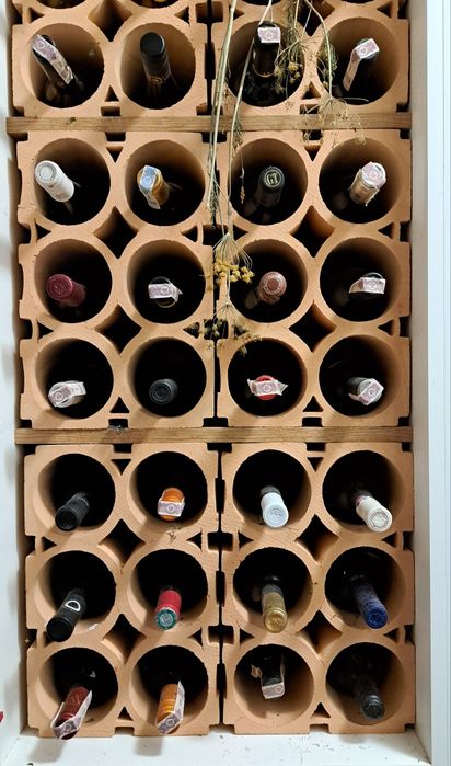 Ceramiczny stojak na wino