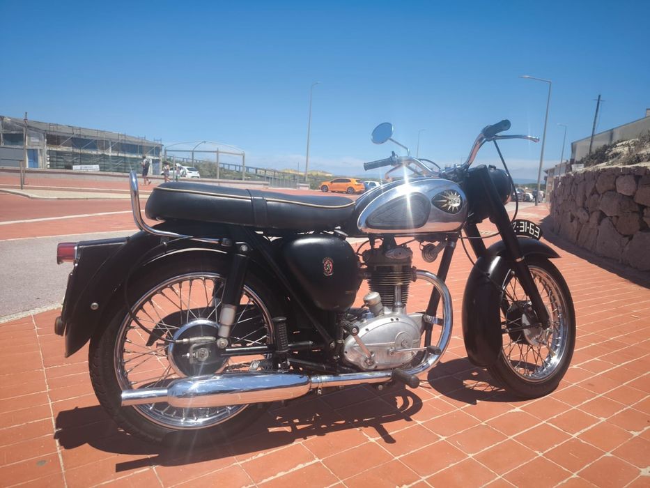 Vendo moto BSA de 1962 . Tem 64 anos está impecável com documentos.