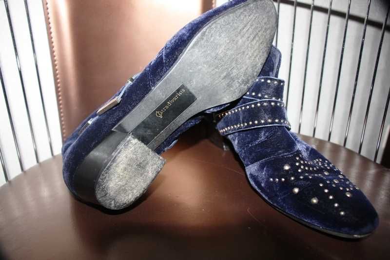 Botins azuis escuros com aplicações em dourado STRADIVARIUS T.40