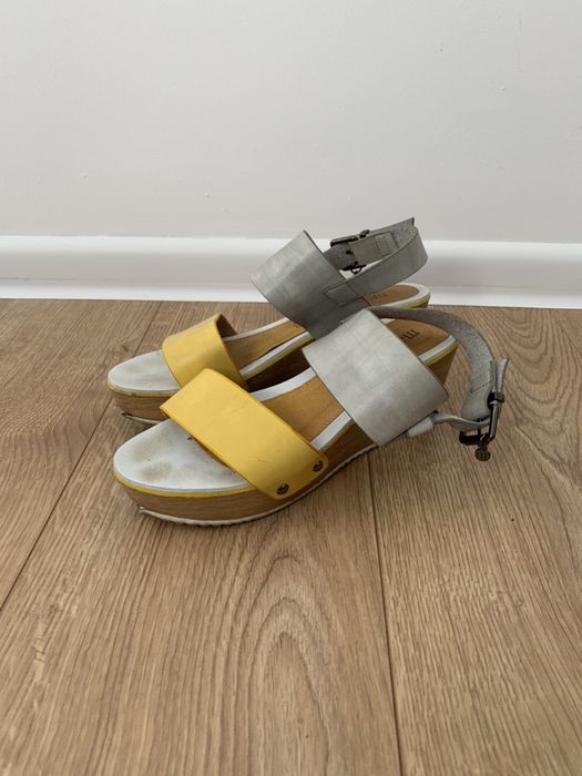 Buty na koturnie Monnari srebro żółte sandały