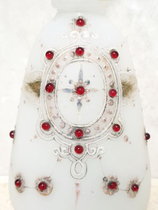 Raro antigo frasco Baccarat em vidro opalino esmaltado e decorado