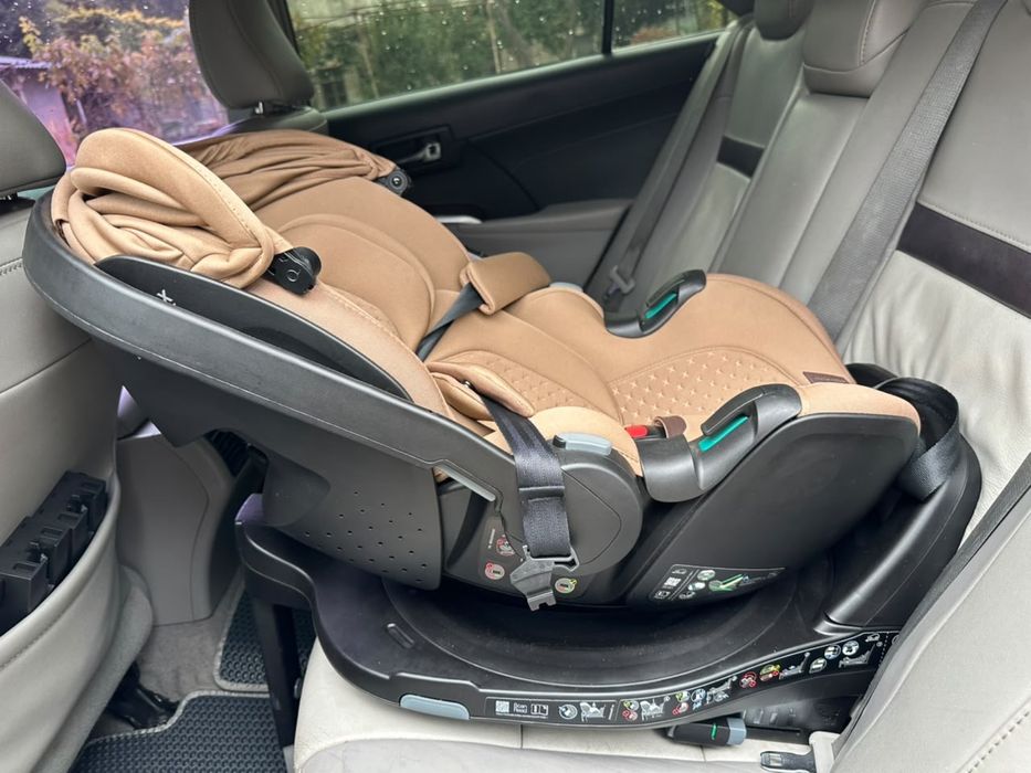 автокрісло преміум-серії LUX від Britax Römer ( Warm Caramel)