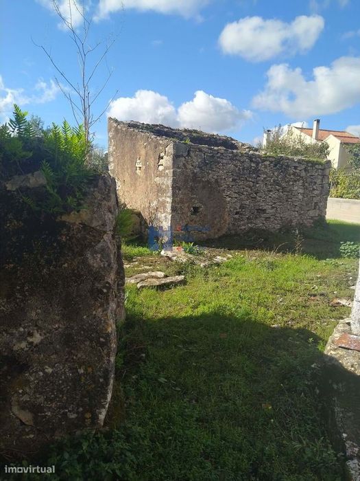 Moradia em ruina com terreno em Maxieira