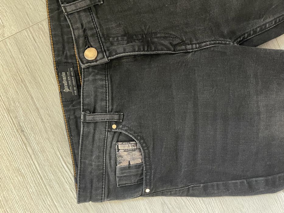 Czarne rurki z dziurami