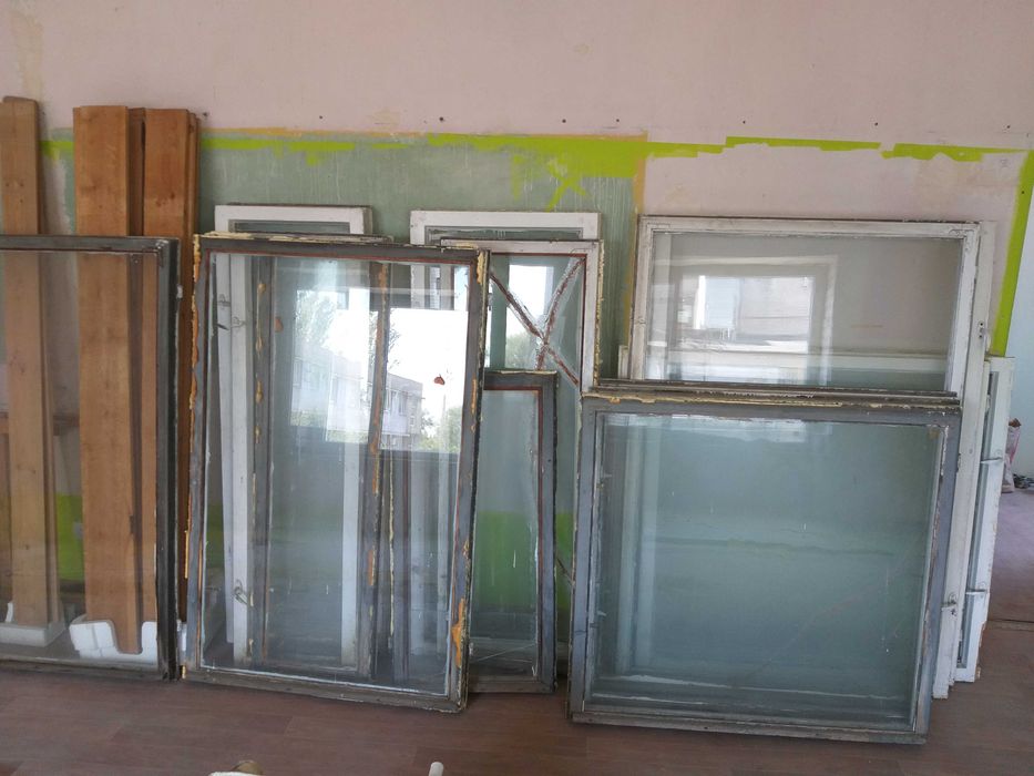 Рамы оконные, деревянные, стекла.