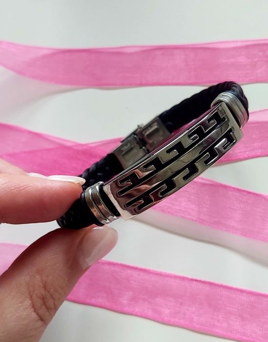 Pulseira em couro preto e aço prateado. Fácil aperto