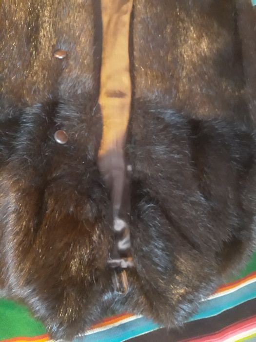 Piękne czekoladowe futro naturalne