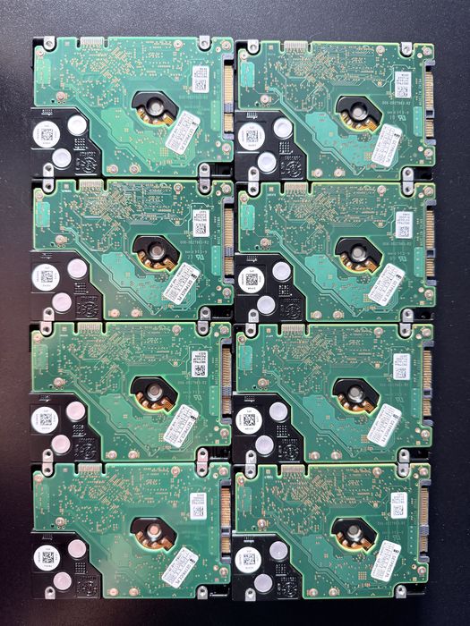 8x dysk SAS HGST 600 Gb | 14x Ram Samsung 8 Gb