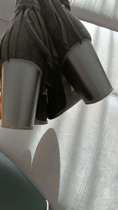 Zamszowe botki damskie frędzlami 38