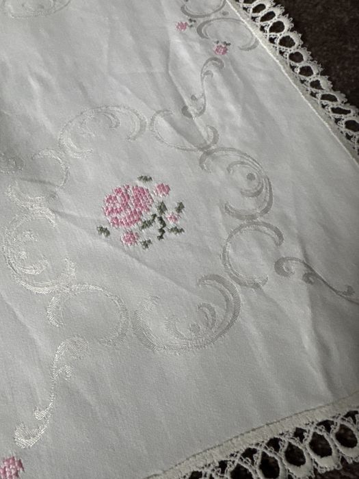 Obrus adamaszek ręcznie haftowany do kolekcji