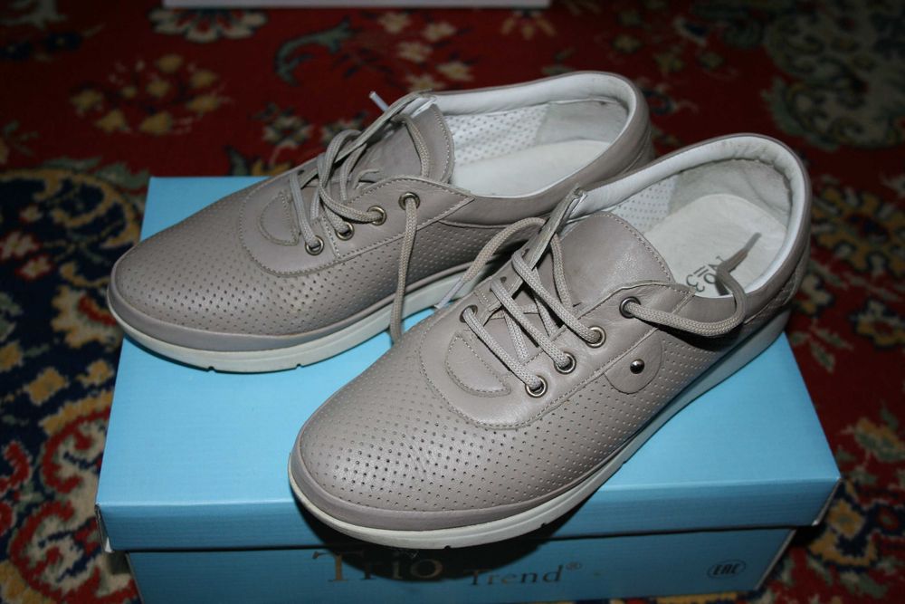 Кроссовки бежевые 38 размер