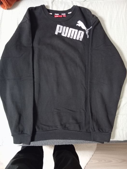 Це чорний світшот PUMA Essentials Big Logo з великим графічним логотип