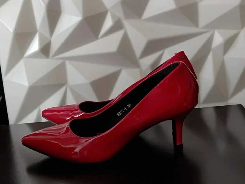 Czerwone czółenka na obcasie kaczuszka Vices rozm 38