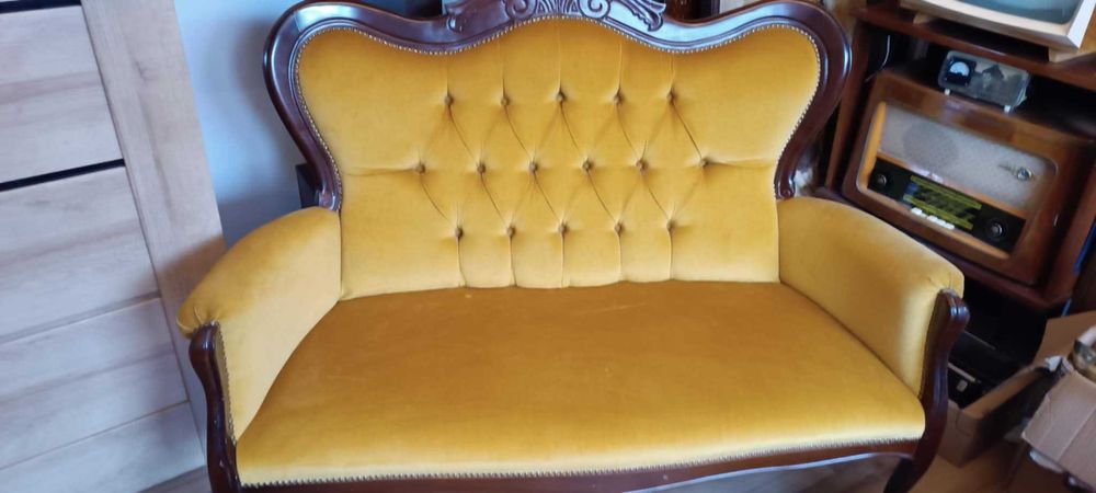 Sofa w stylu Ludwikowskim.