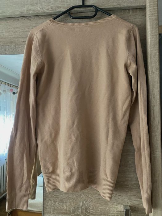 Bezowy sweter z misiem