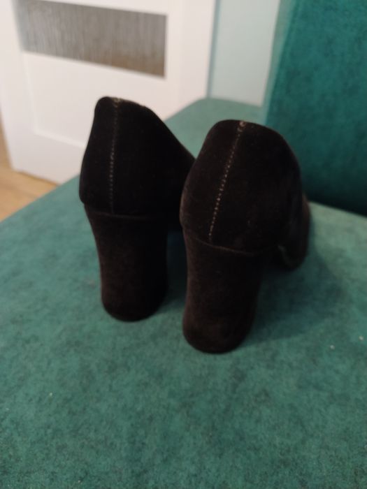 Czarne czółenka słupek 37