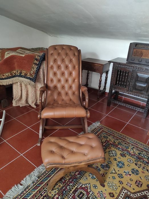 Cadeira de baloiço e banco em pele