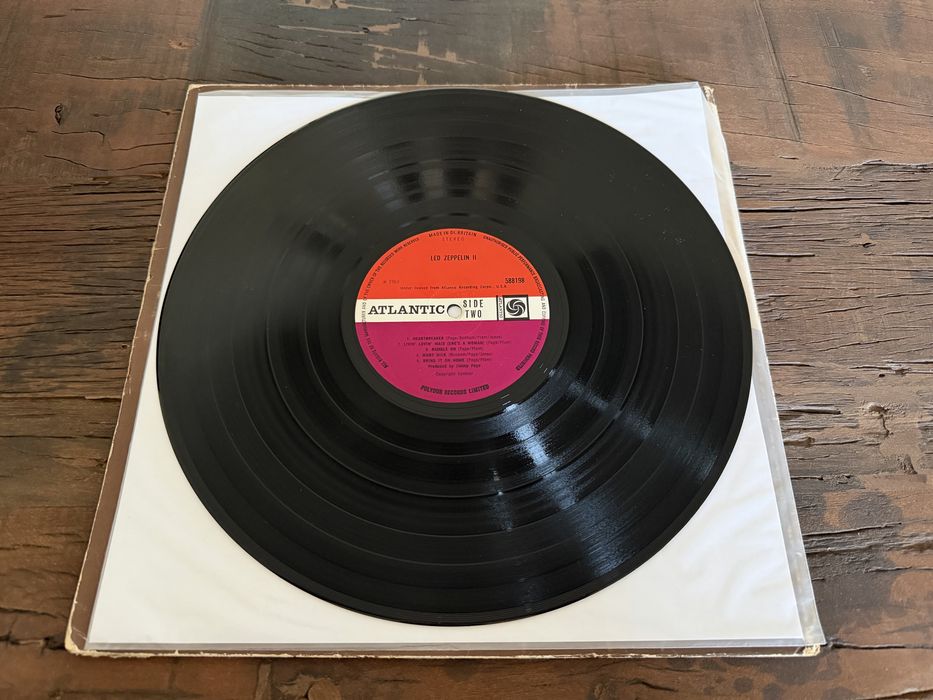 Vinil LP Led Zeppelin II – Atlantic UK, rótulo plum (2.ª prensagem)
