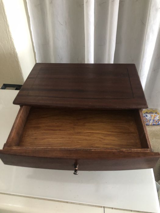 Caixa de madeira com gavetas