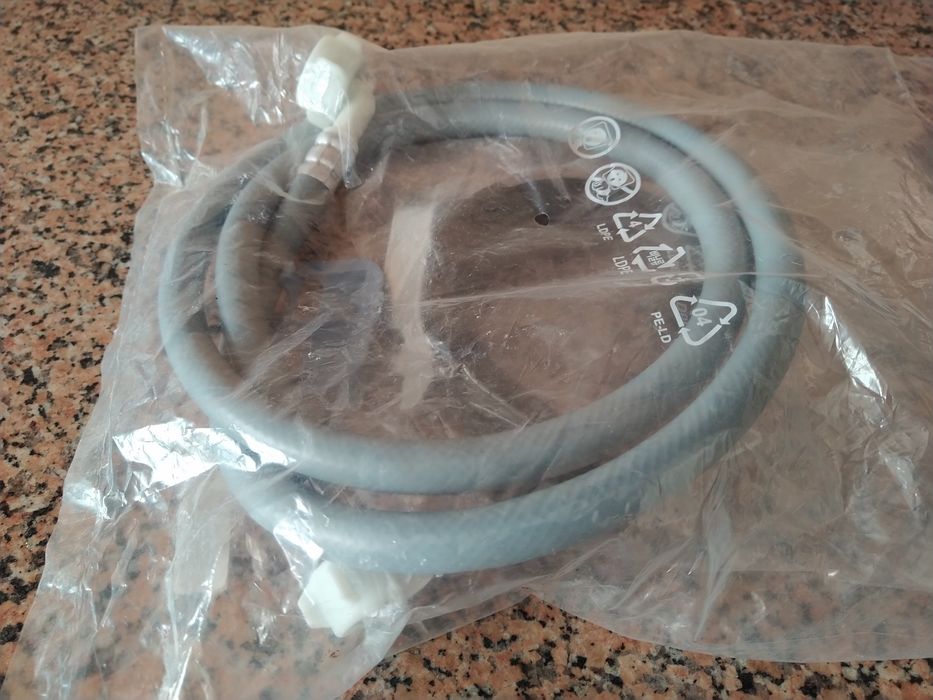 Mangueira de entrada de água para máquina de lavar.