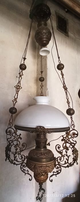 Oryginalna wisząca lampa naftowa.
