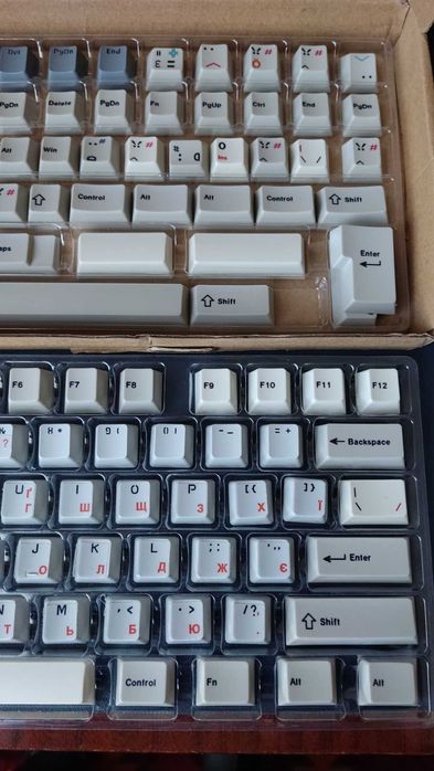 Колпачки, кейкапы (keycaps) для клавиатуры.