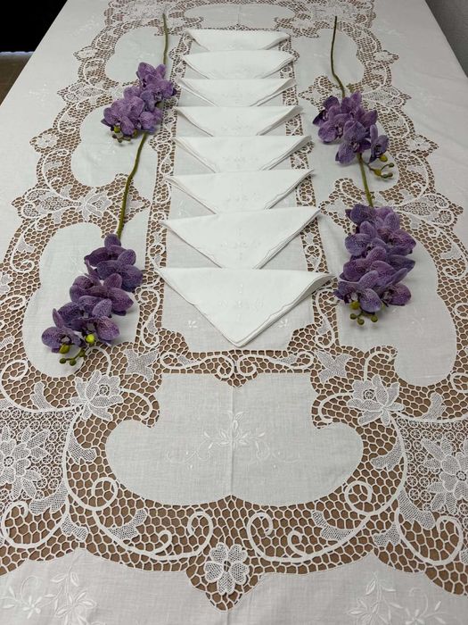 Deslumbrante toalha de mesa em puro linho, com magnífico trabalho de renda e bordado!